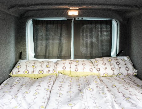 Média réf. 2163 (2/7): Camper Easy Fun (Renault Trafic ou equivalent) : Transport 4 personnes et couchage 2 personnes